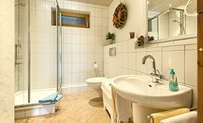 Helles, modernes Badezimmer